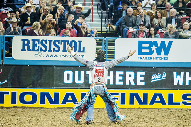 Reigning world champion Tim O'Connell celebrates his third-round winning ride on C5 Rodeo's Virgil, the 2017 Bareback Horse of the Year. The two matched for an NFR record-tying 91.5 points. (TODD BREWER PHOTO)